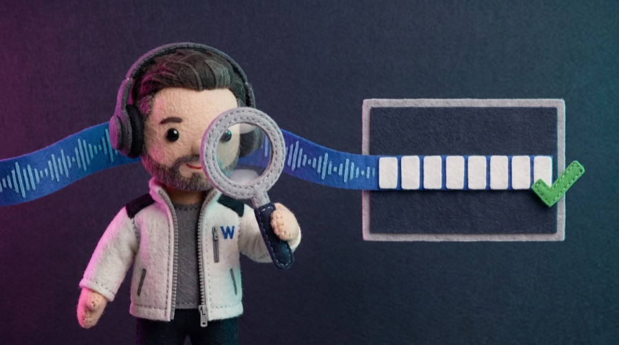 El personaje de tela revisa con lupa que la voz y los subtítulos coincidan